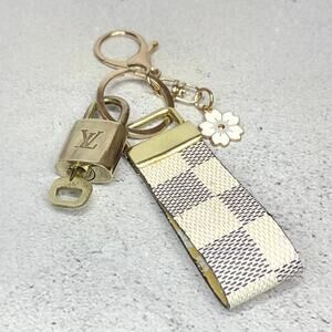 Louis Vuitton Lock & Key #307 with a Damier Canvas Loop Keychain – Floral Charm